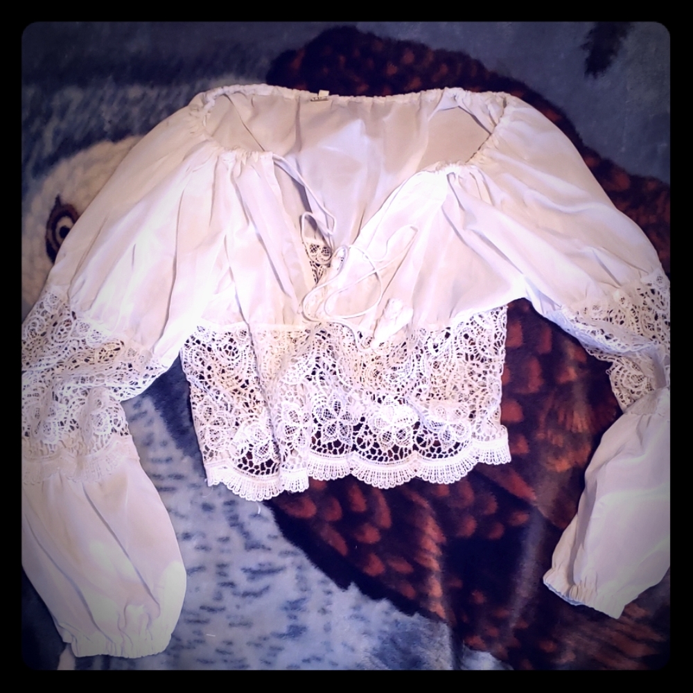 White long sleeve crop top